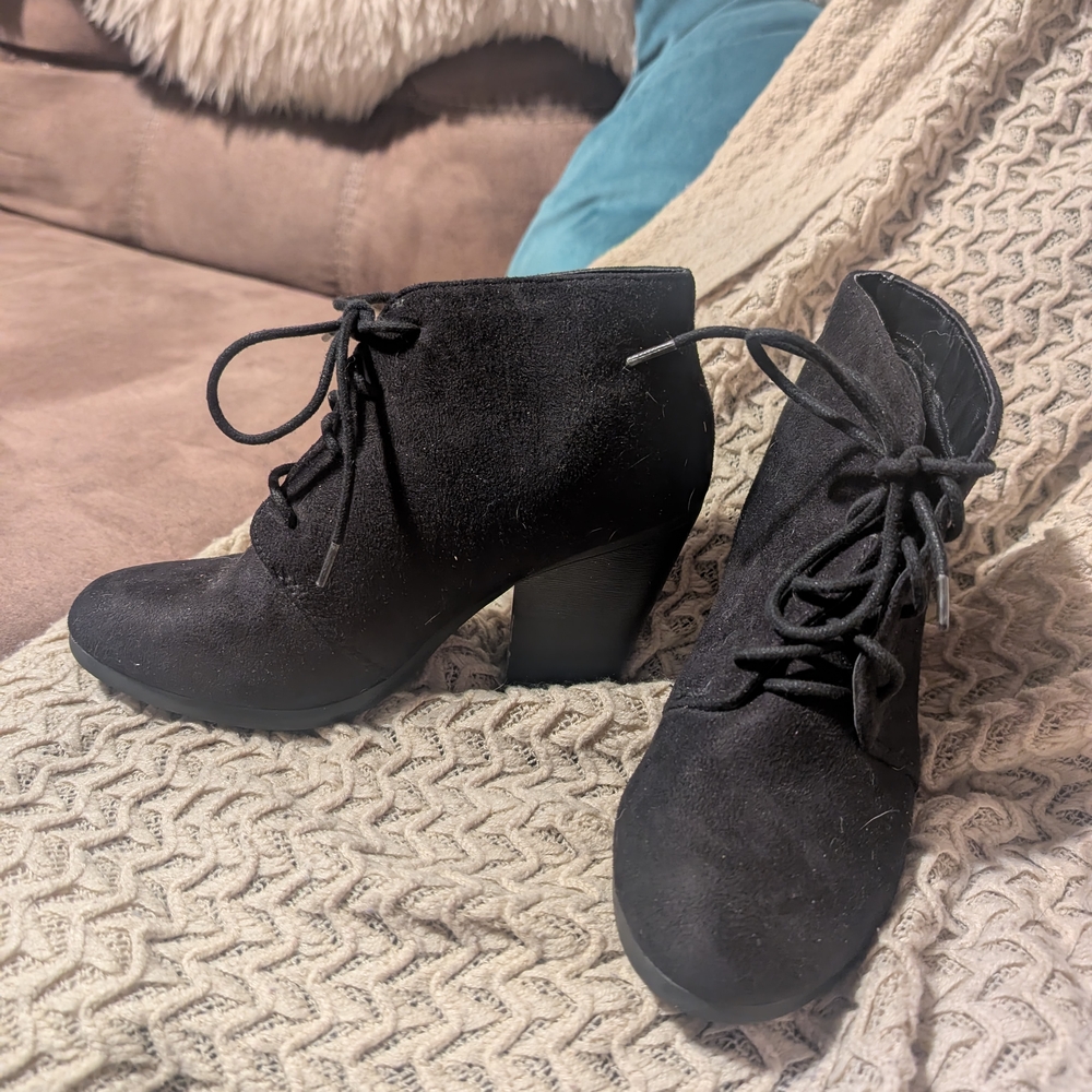 Black Ankle Boots with Chunky Heel and Lace-Up Design